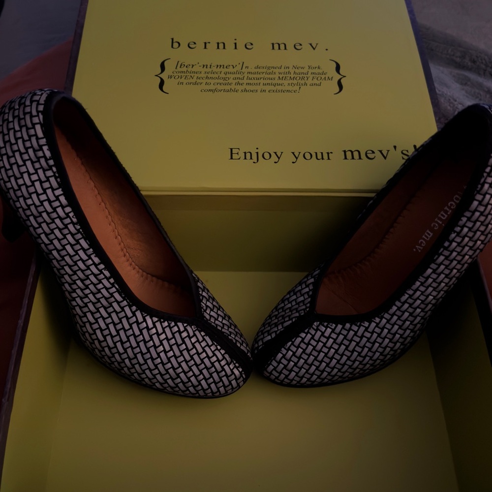 bernie mev. Black and White heels 👠